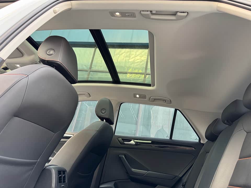 Volkswagen T-ROC exploring Songs