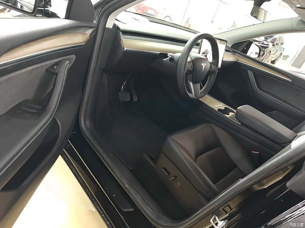 Tesla Model Y, 2023 16