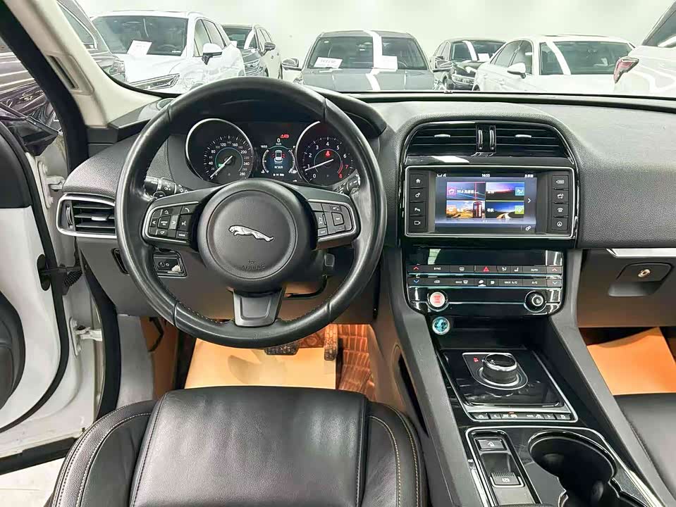Jaguar F-PACE