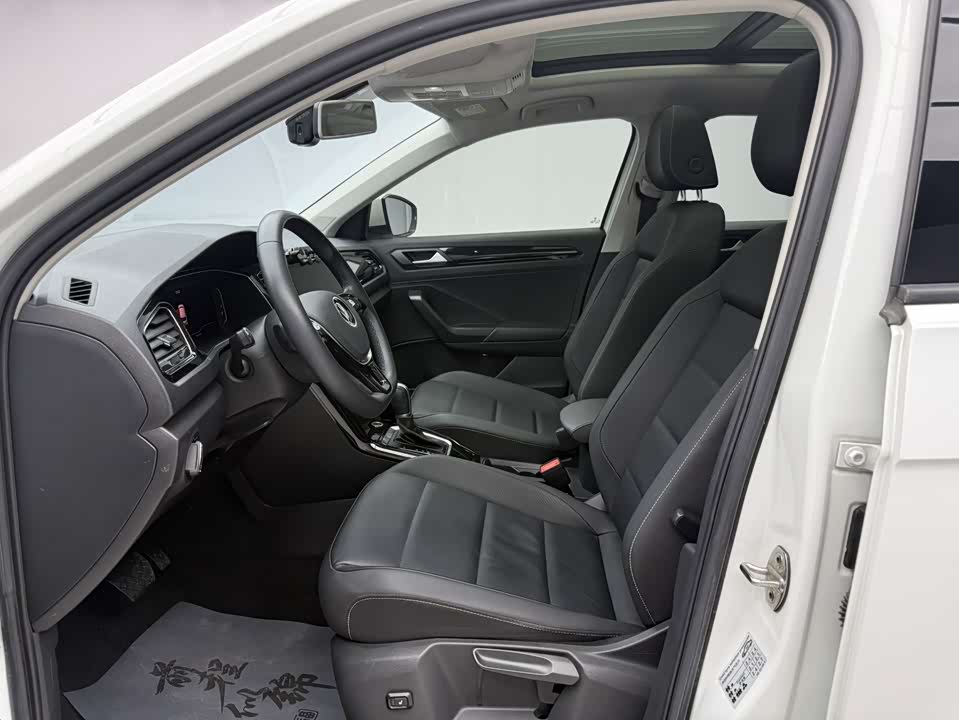 Volkswagen T-ROC exploring Songs