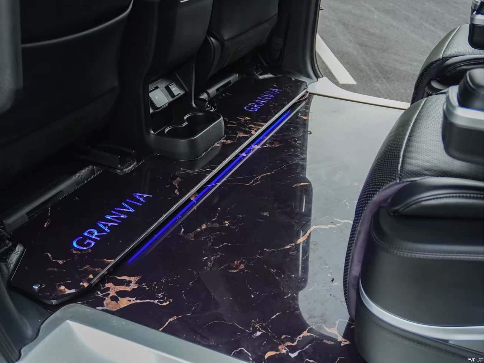 Toyota Granvia, 2023 15