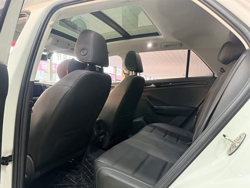 Volkswagen T-ROC exploring Songs