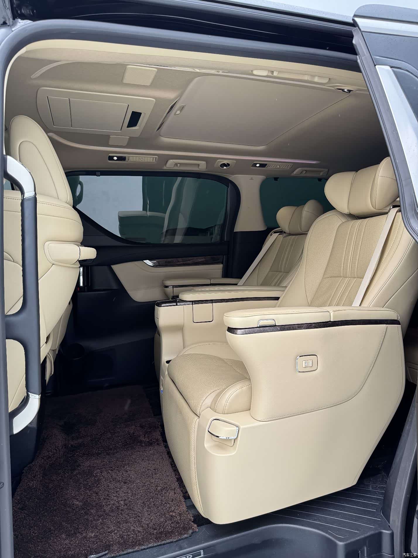 Toyota Alphard, 2022 7