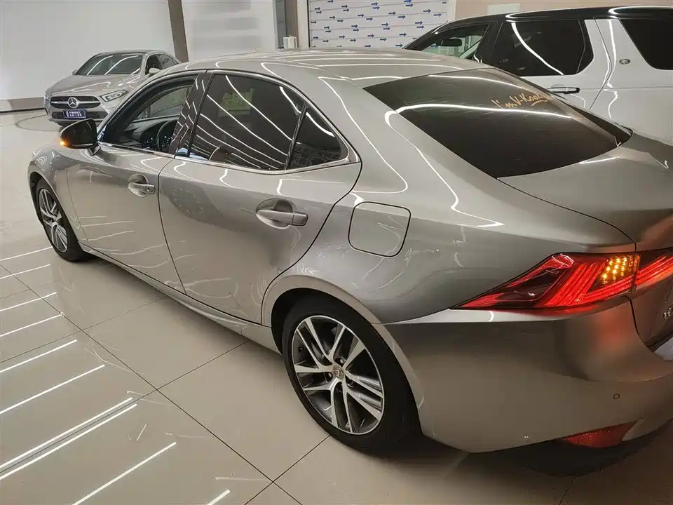 Lexus IS