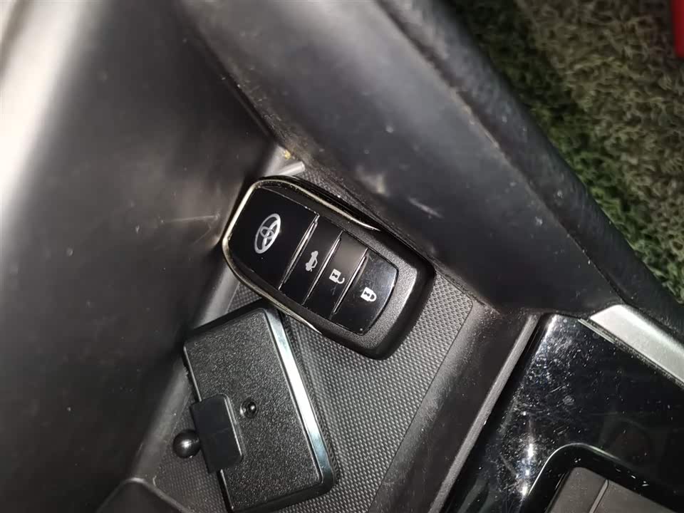 Toyota YARiS L to enjoy