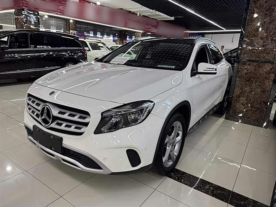 Mercedes-Benz GLA Mercedes-Benz GLA
