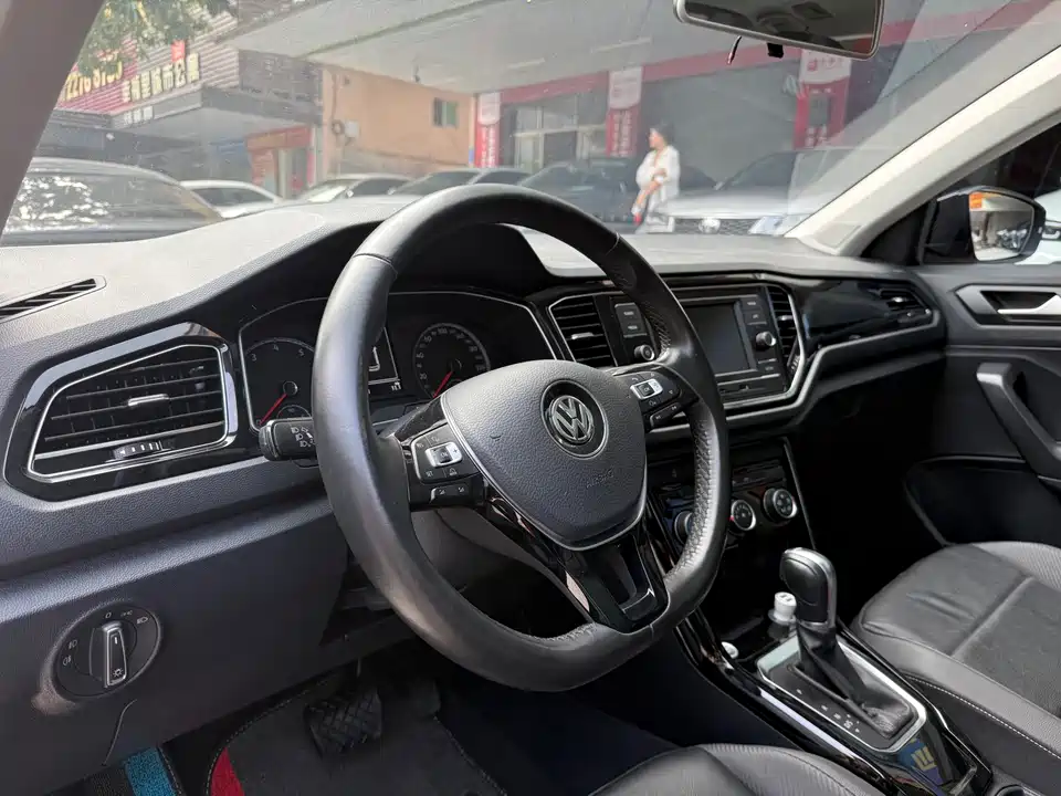 Volkswagen T-ROC exploring Songs