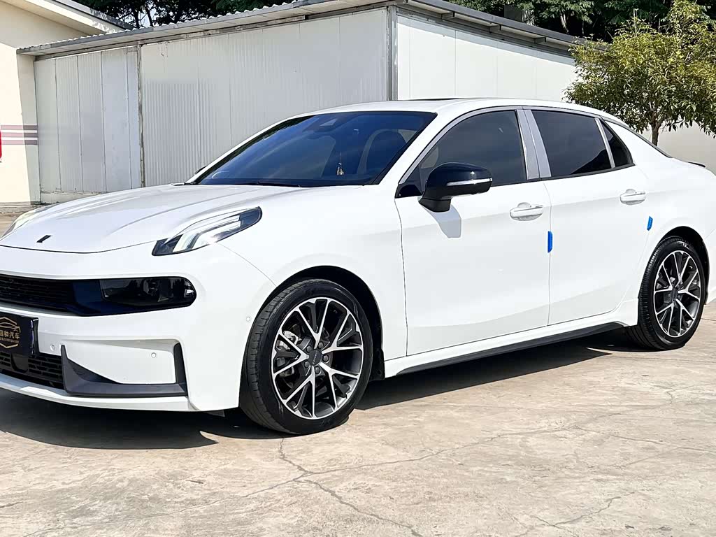 Lynk & Co 03