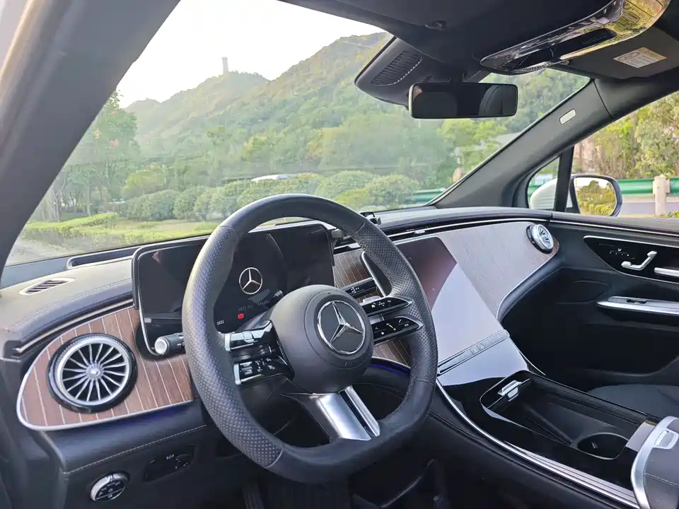 Mercedes-Benz EQE SUV