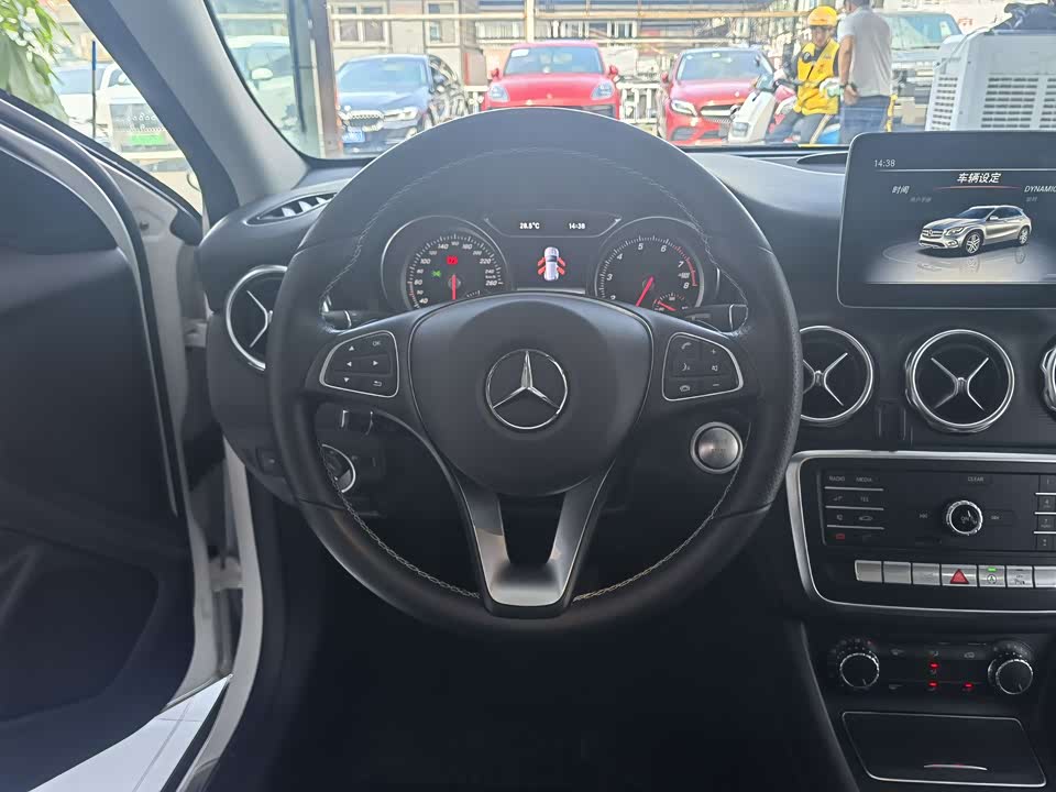 Mercedes-Benz GLA Mercedes-Benz GLA