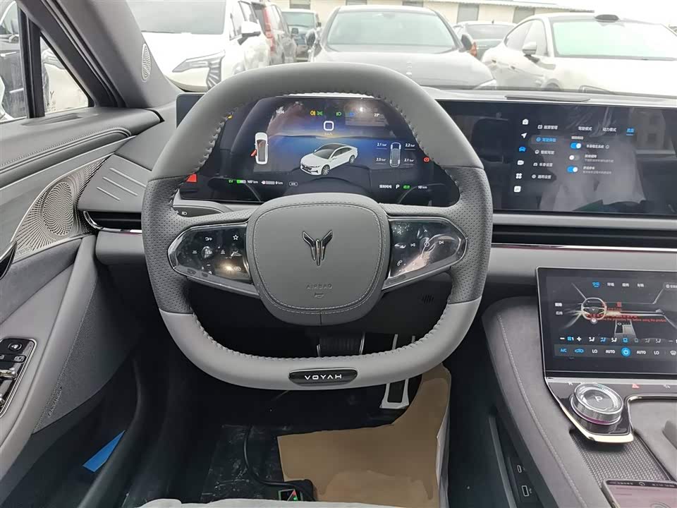 VOYAH Lantu chasing light