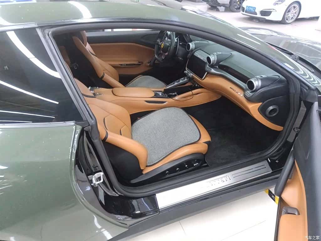 Ferrari GTC4Lus, 2017 9