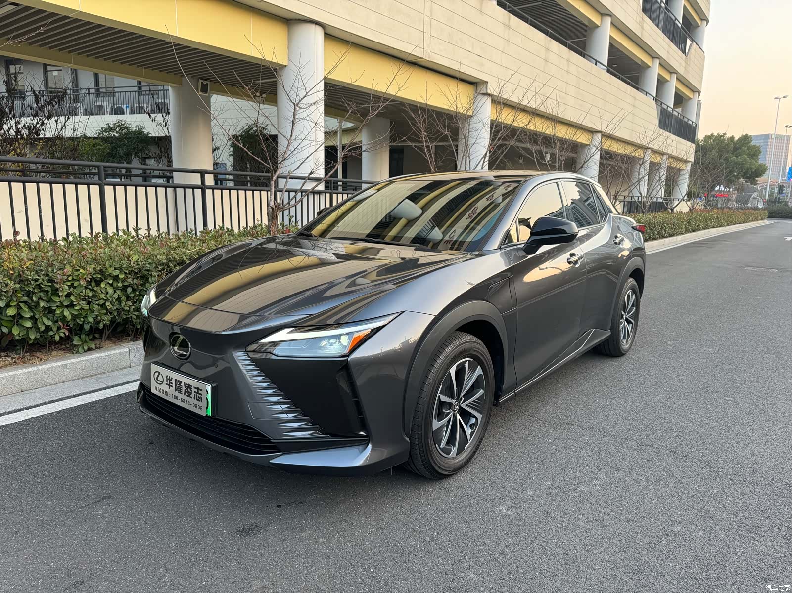 Lexus RZ, 2023 1