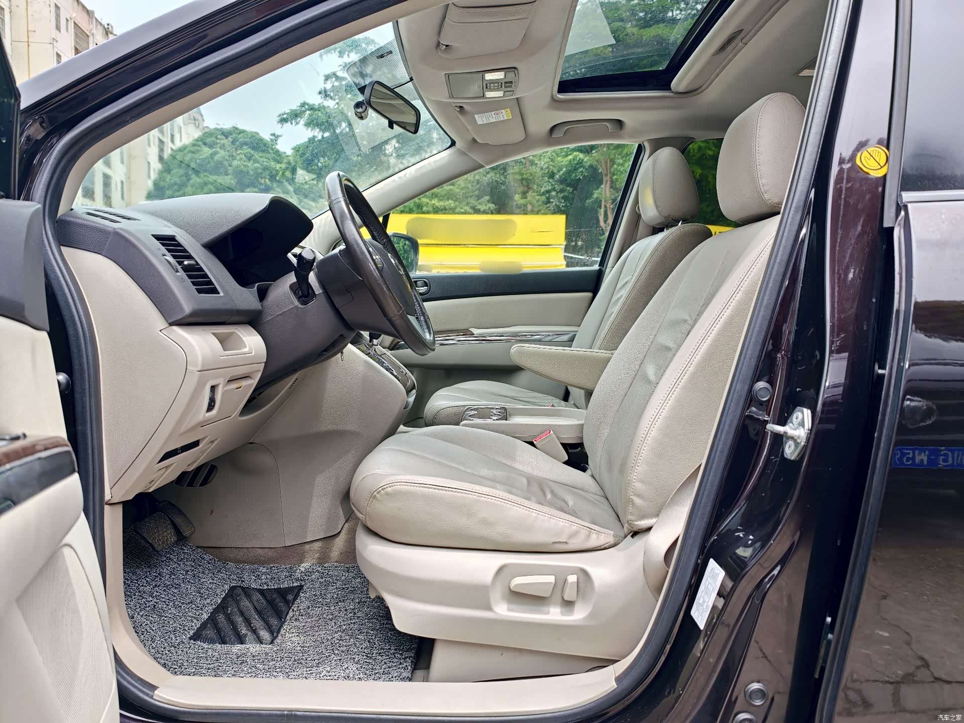 Mazda 8, 2013 4