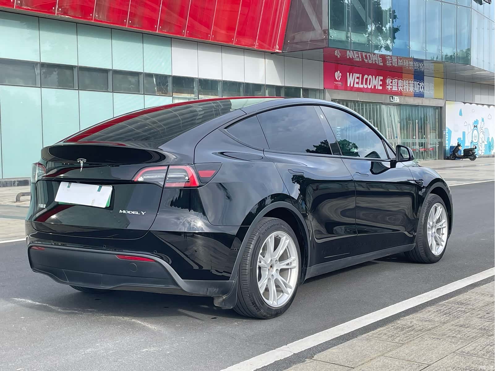 Tesla Model Y, 2023 4
