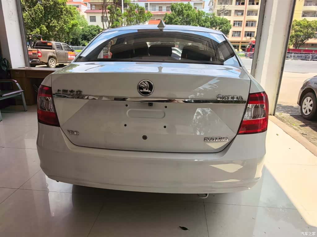 Skoda Rapid, 2015 6
