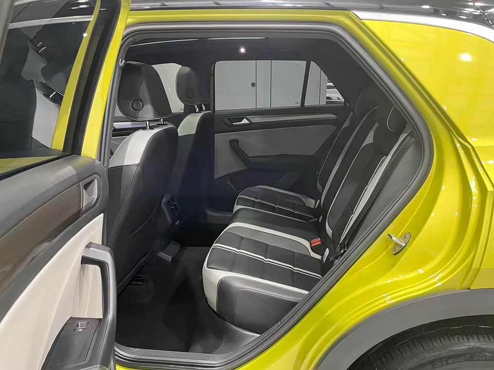 Volkswagen T-ROC exploring Songs