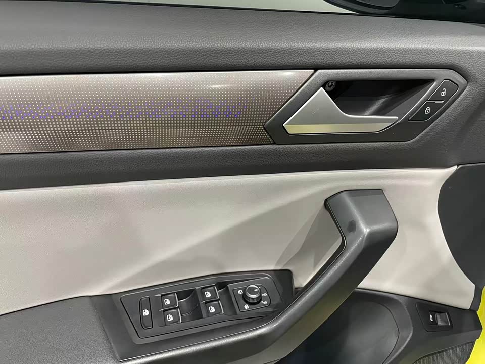 Volkswagen T-ROC exploring Songs