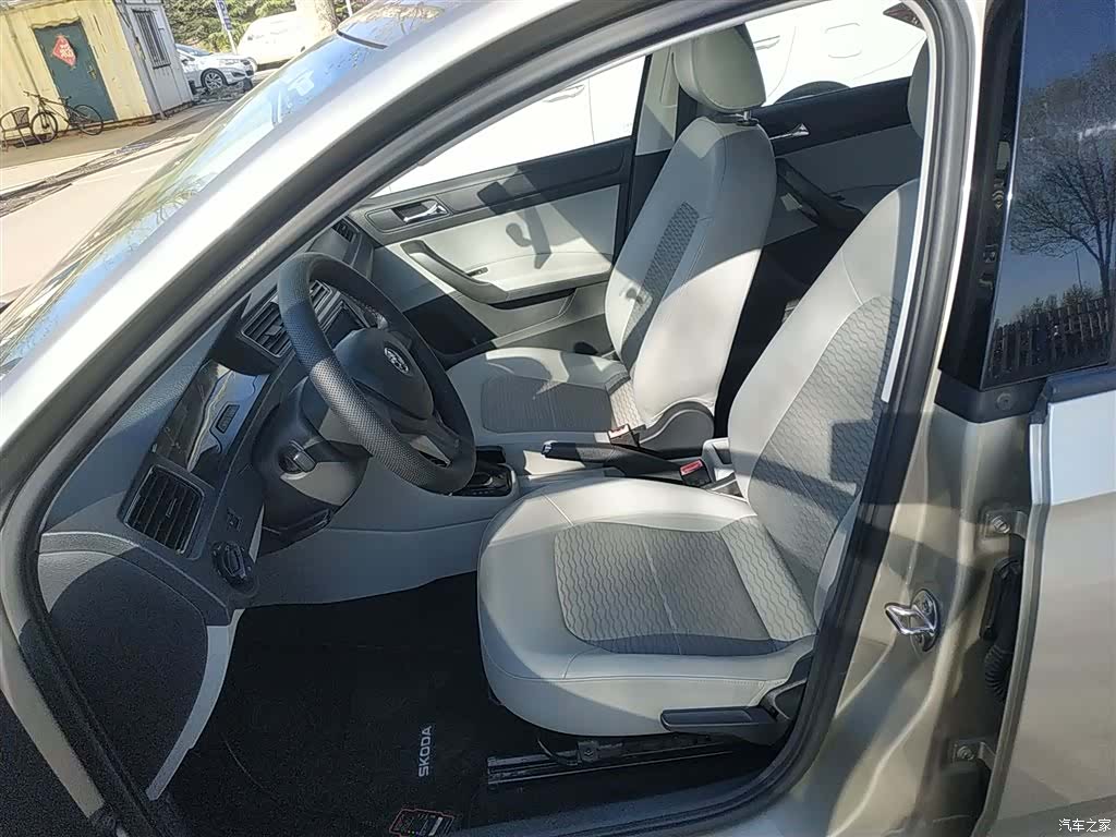 Skoda Rapid, 2015 15