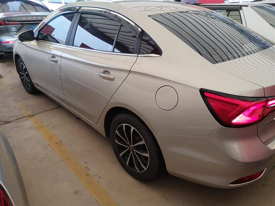 Roewe i5