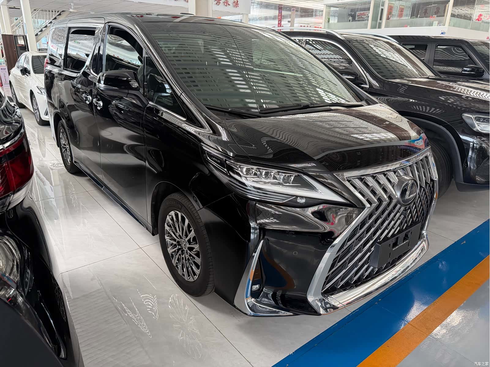 Lexus LM, 2021 3