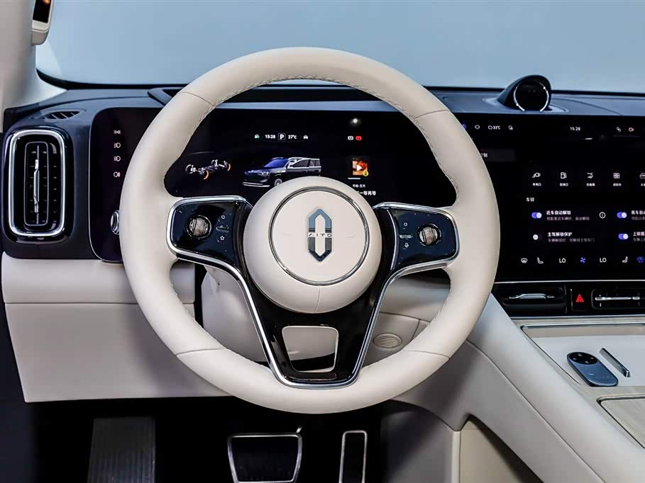 AITO Ask the world M8