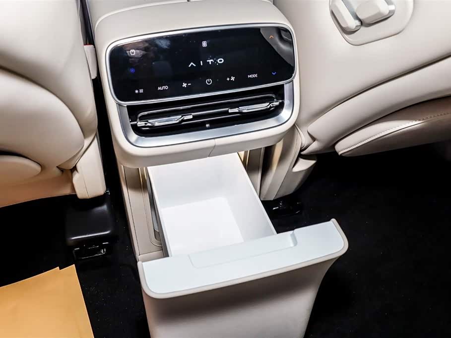 AITO Ask the world M8