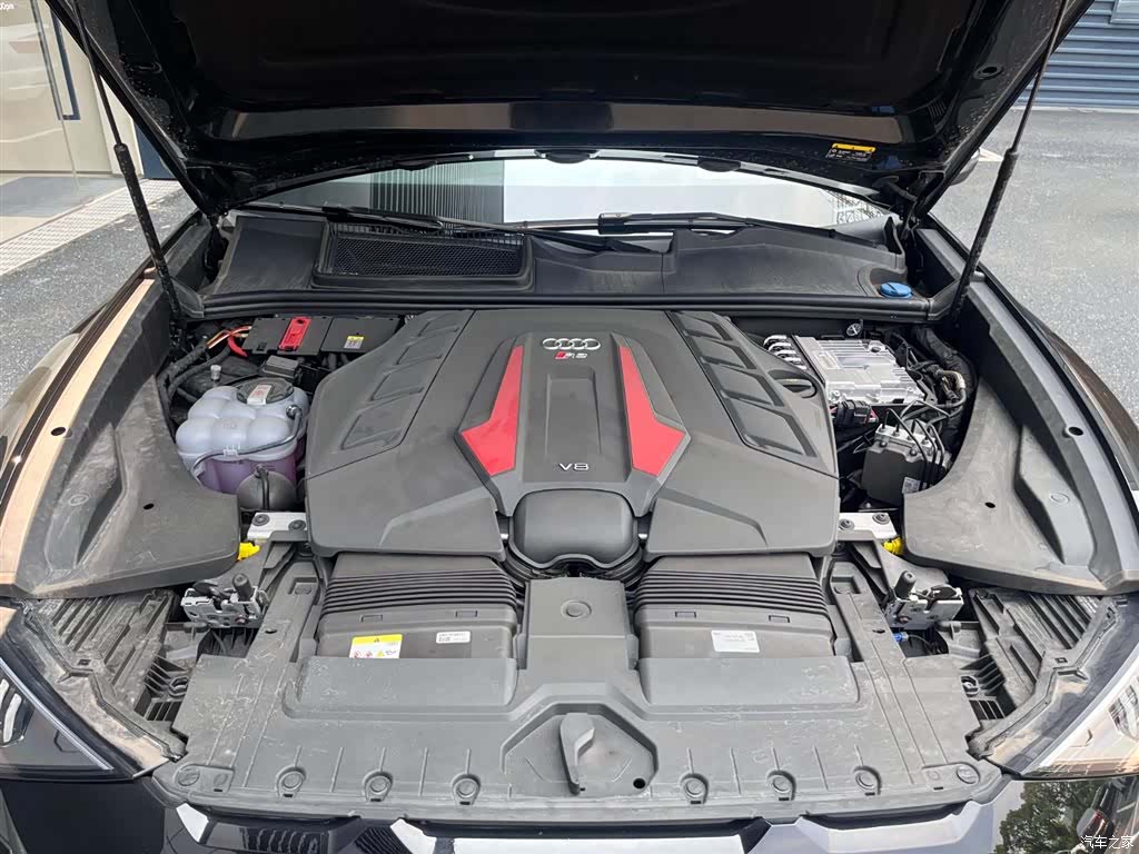Audi Q8, 2025 14