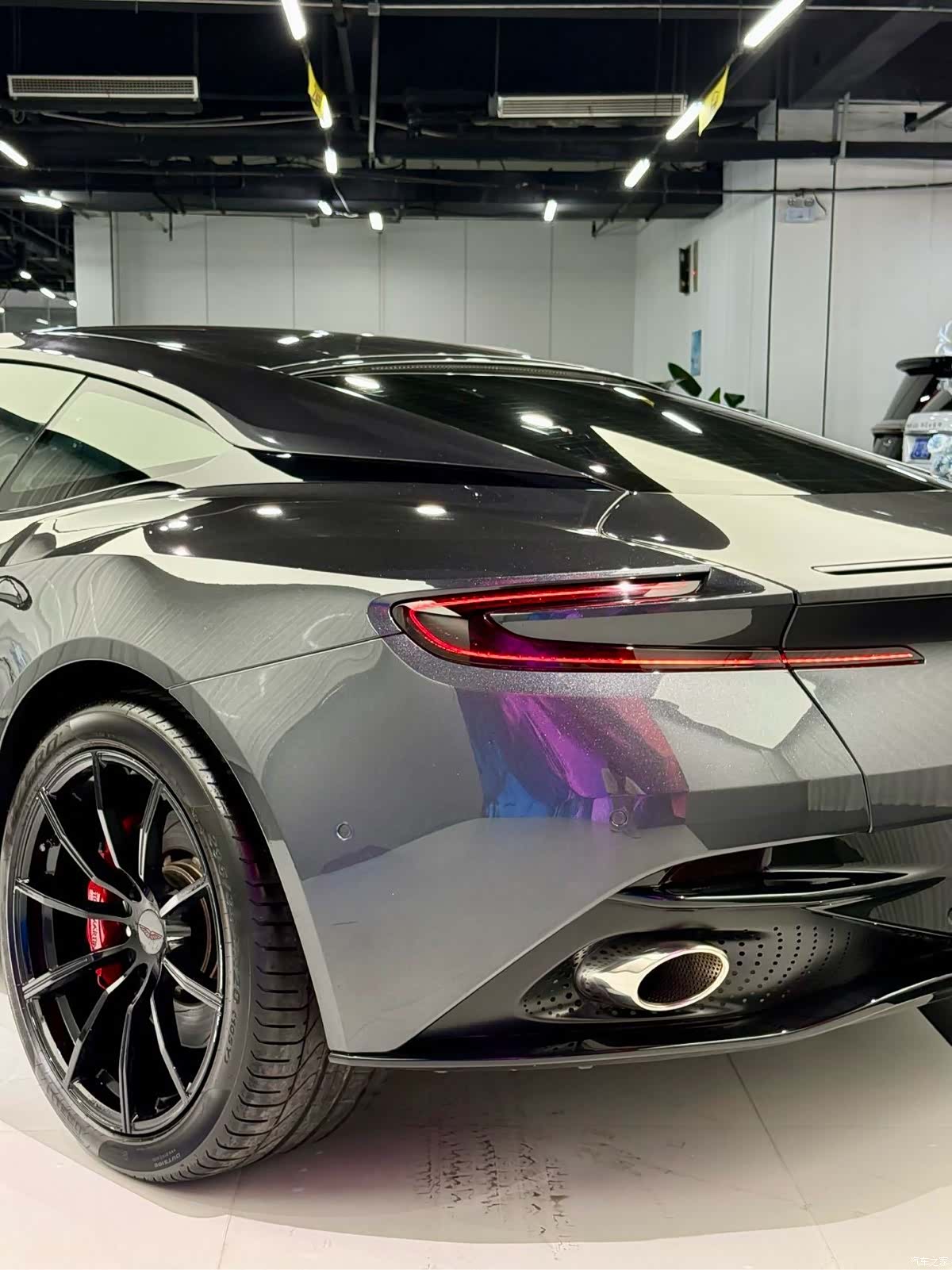 Aston Martin DB11, 2020 11