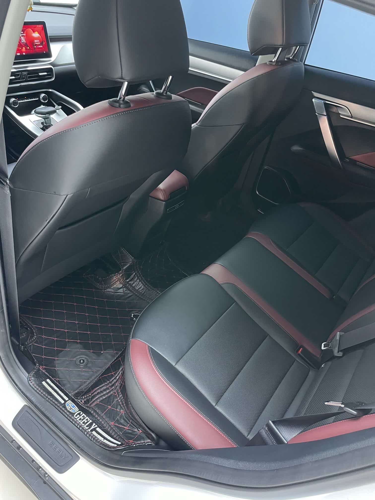 Geely Coolray, 2022 15