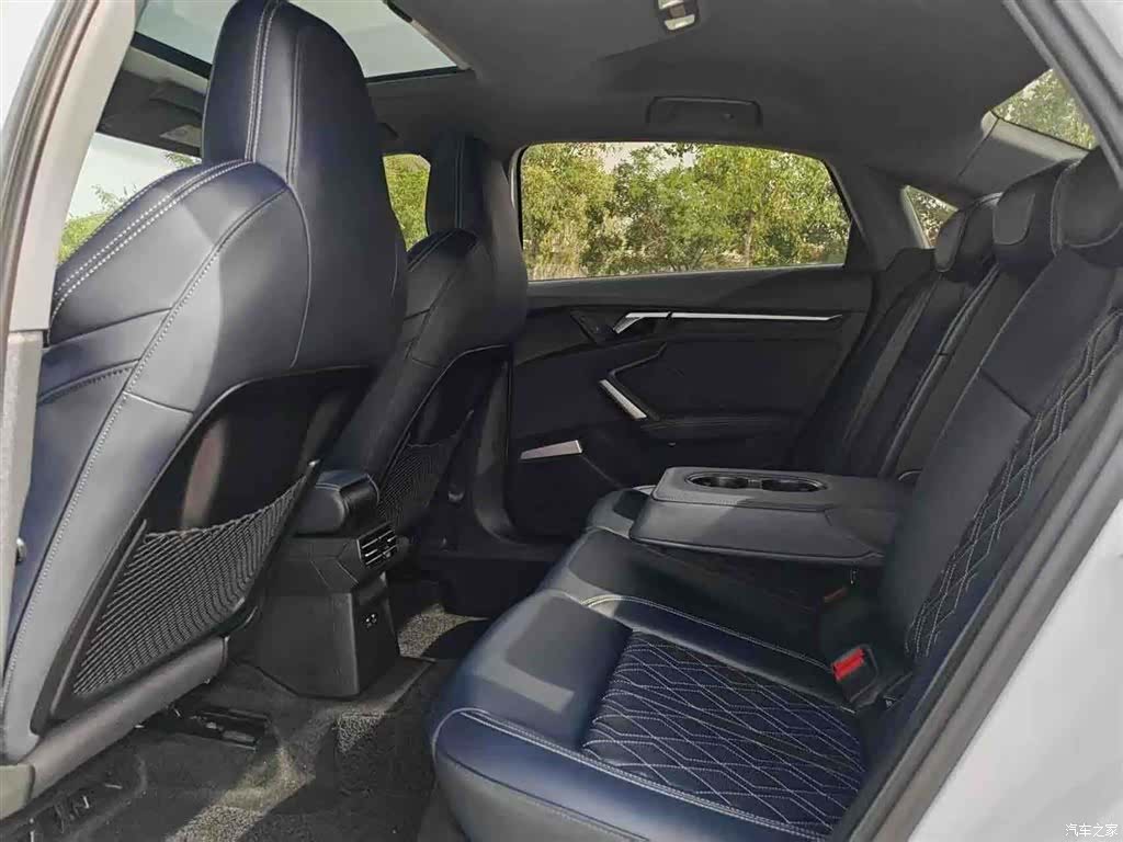 Audi Flying Spur, 2025 6