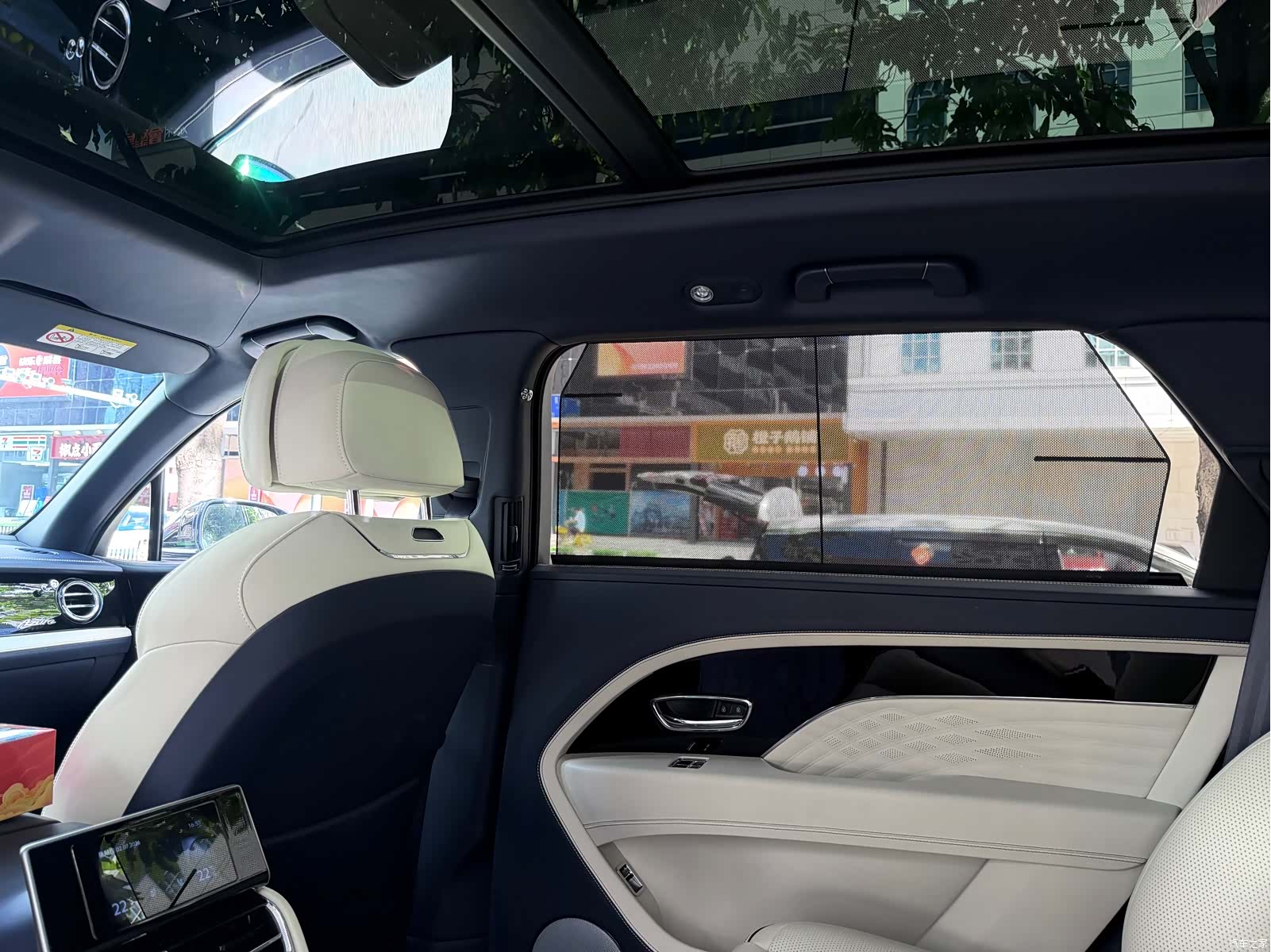 Bentley Bentayga, 2023 27