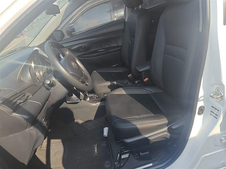 Toyota YARiS L to enjoy