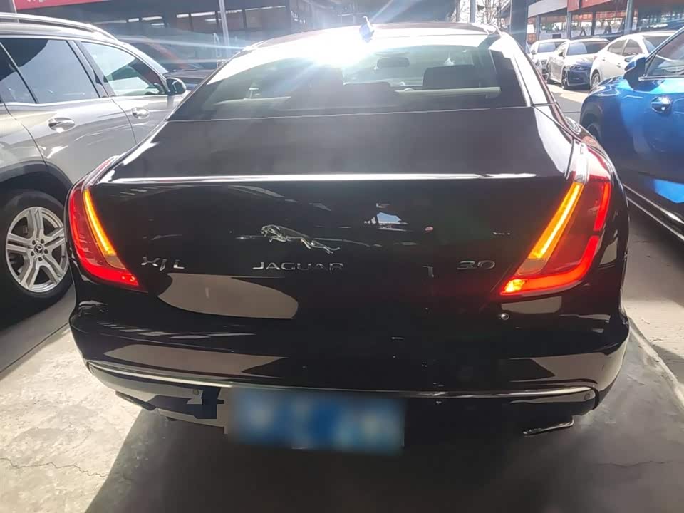 Jaguar XJ