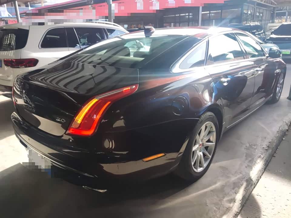 Jaguar XJ