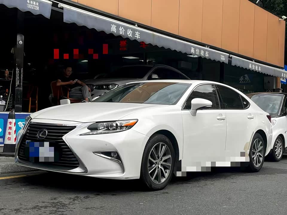 Lexus ES