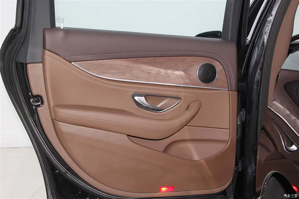 Mercedes-Benz E-Class, 2023 32