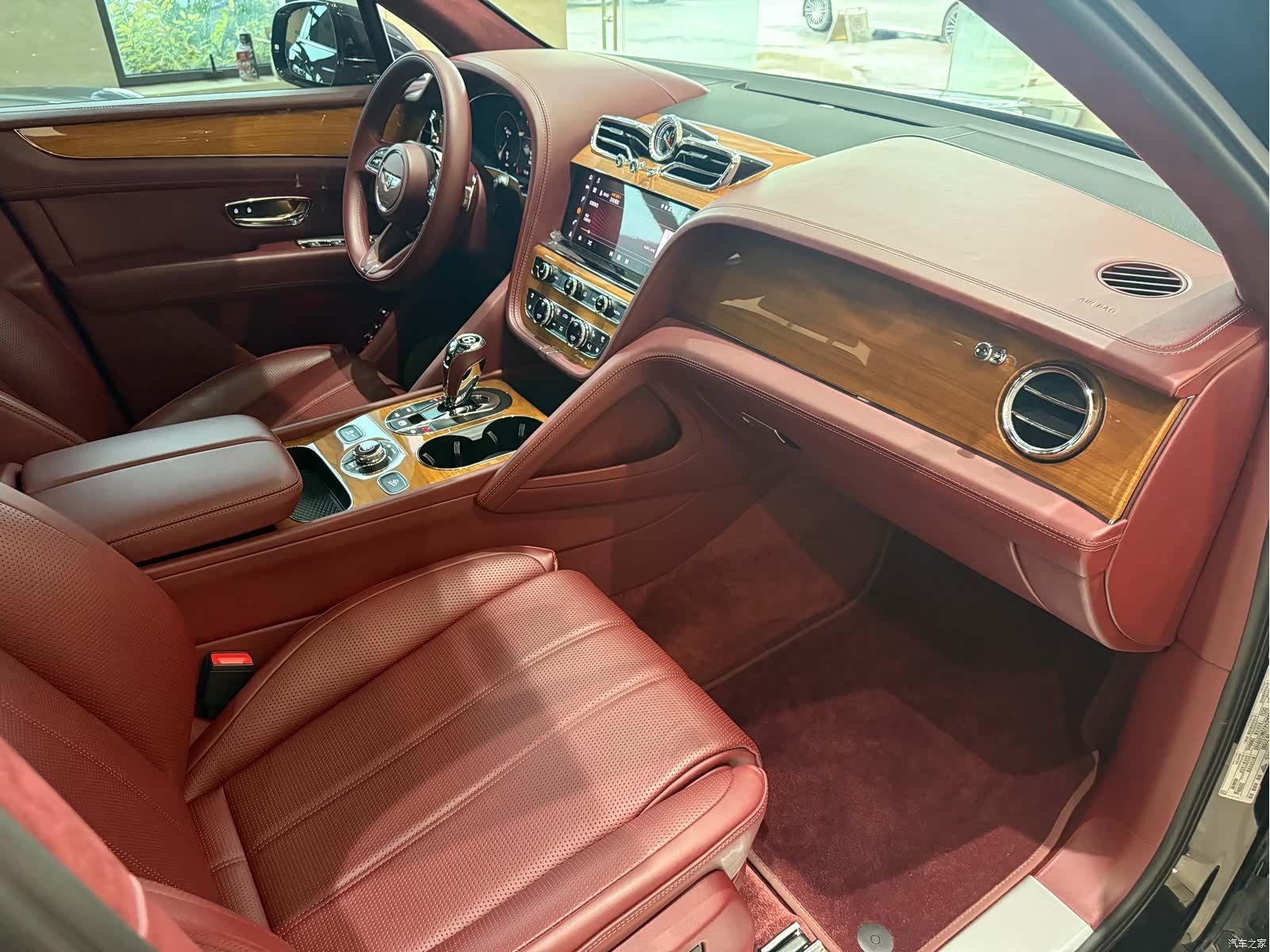 Bentley Bentayga, 2022 13