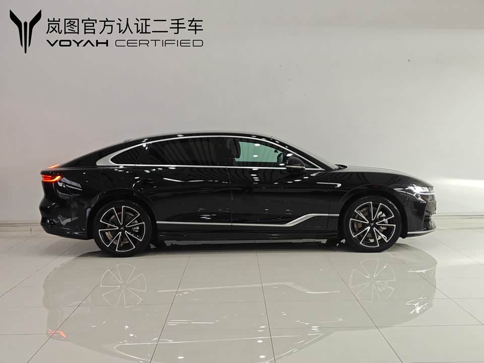 VOYAH Lantu chasing light