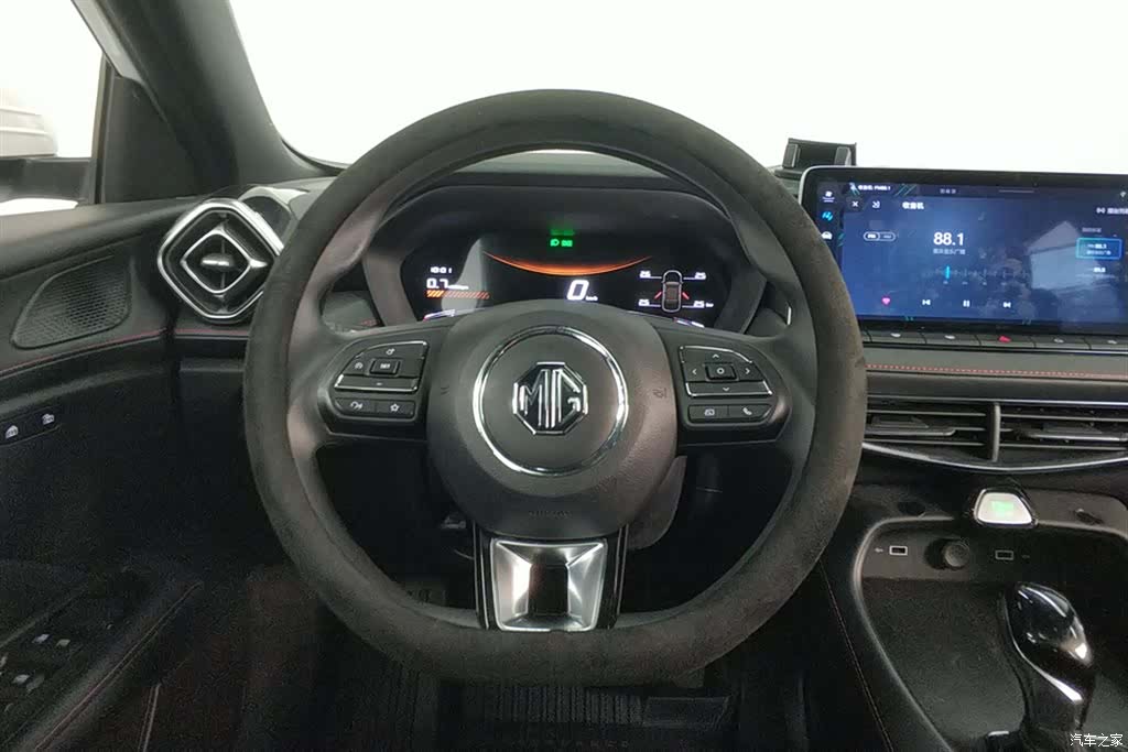 MG MG5, 2025 15