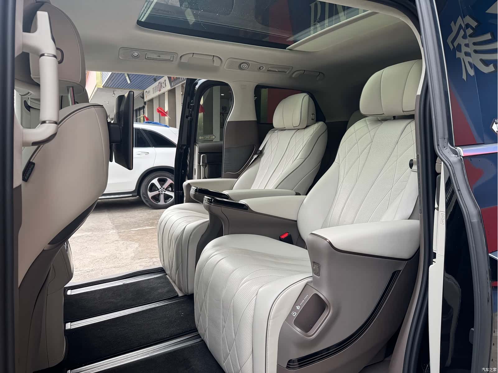 Denza D9, 2023 15
