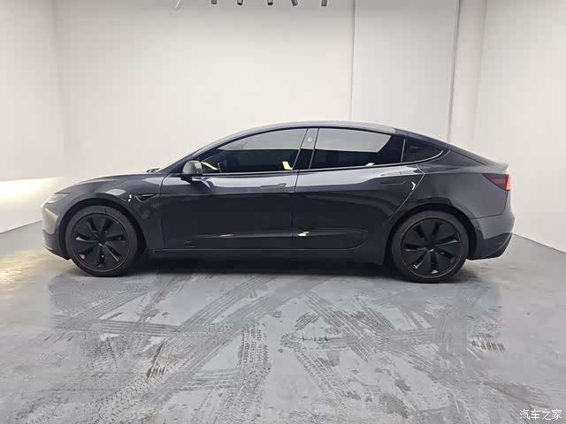 Tesla Model 3, 2025 7