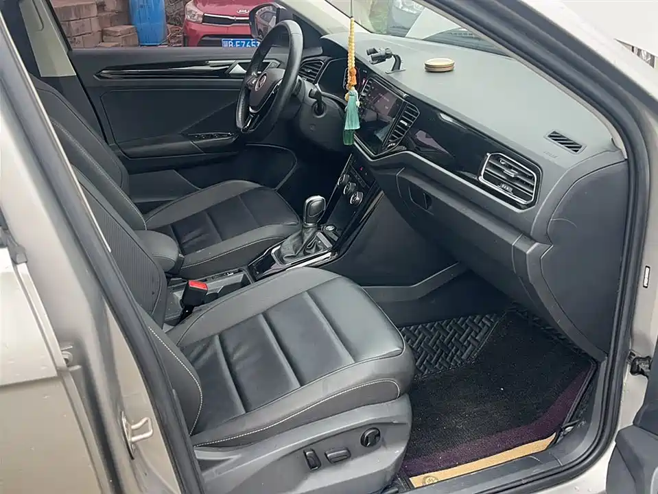 Volkswagen T-ROC exploring Songs