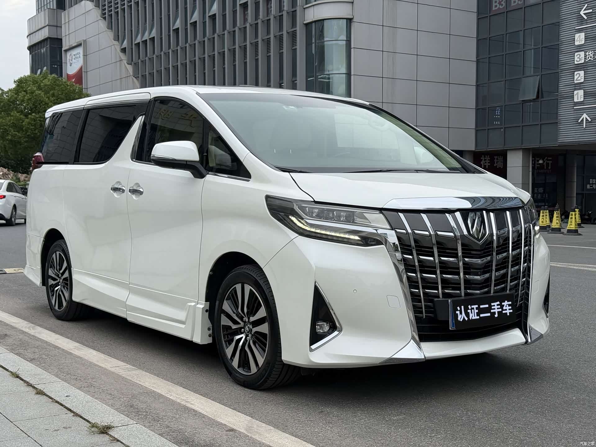 Toyota Alphard, 2019 3