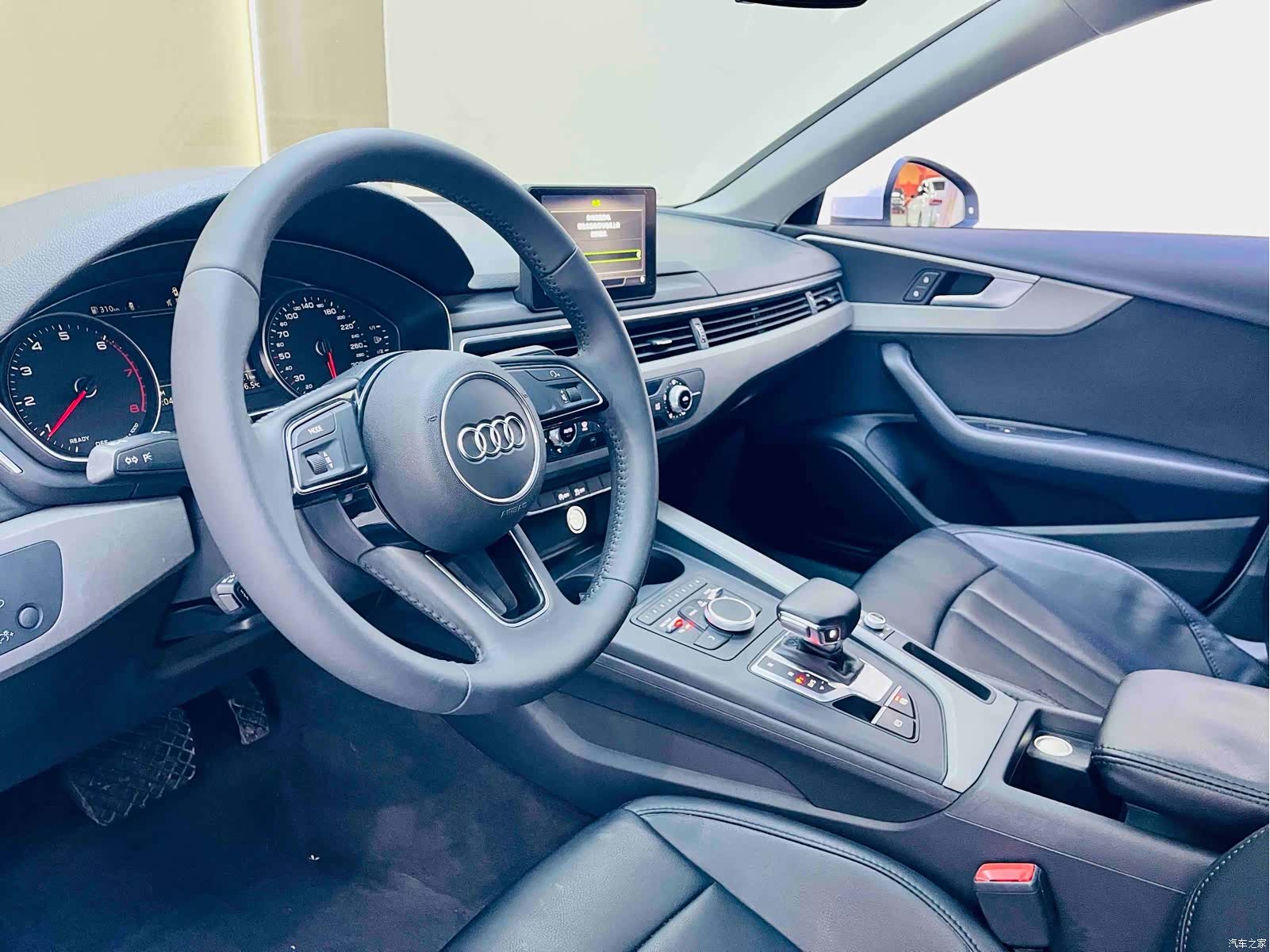 Audi A4L, 2018 все фото
