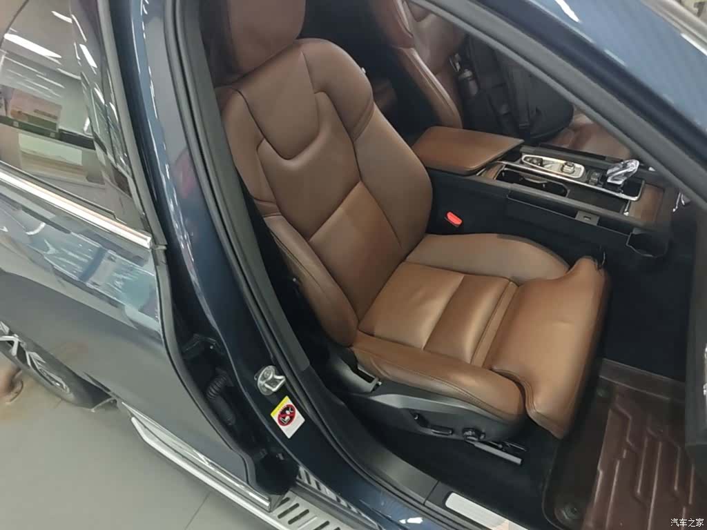 Volvo XC60, 2023 25