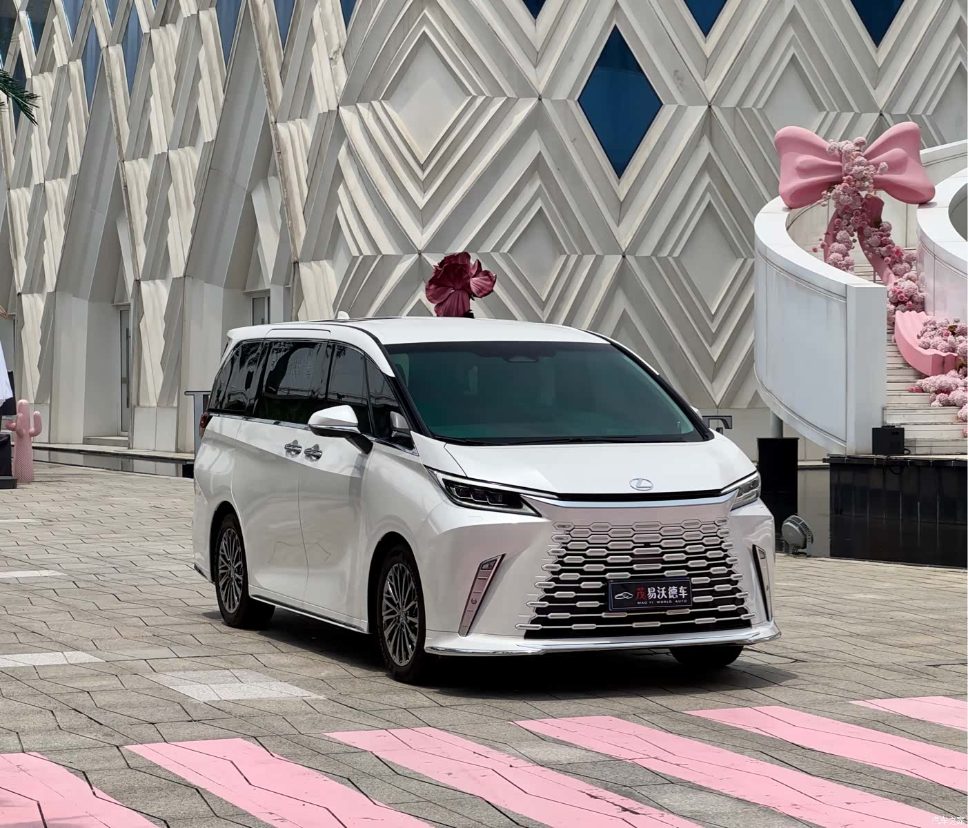 Lexus LM, 2024 3