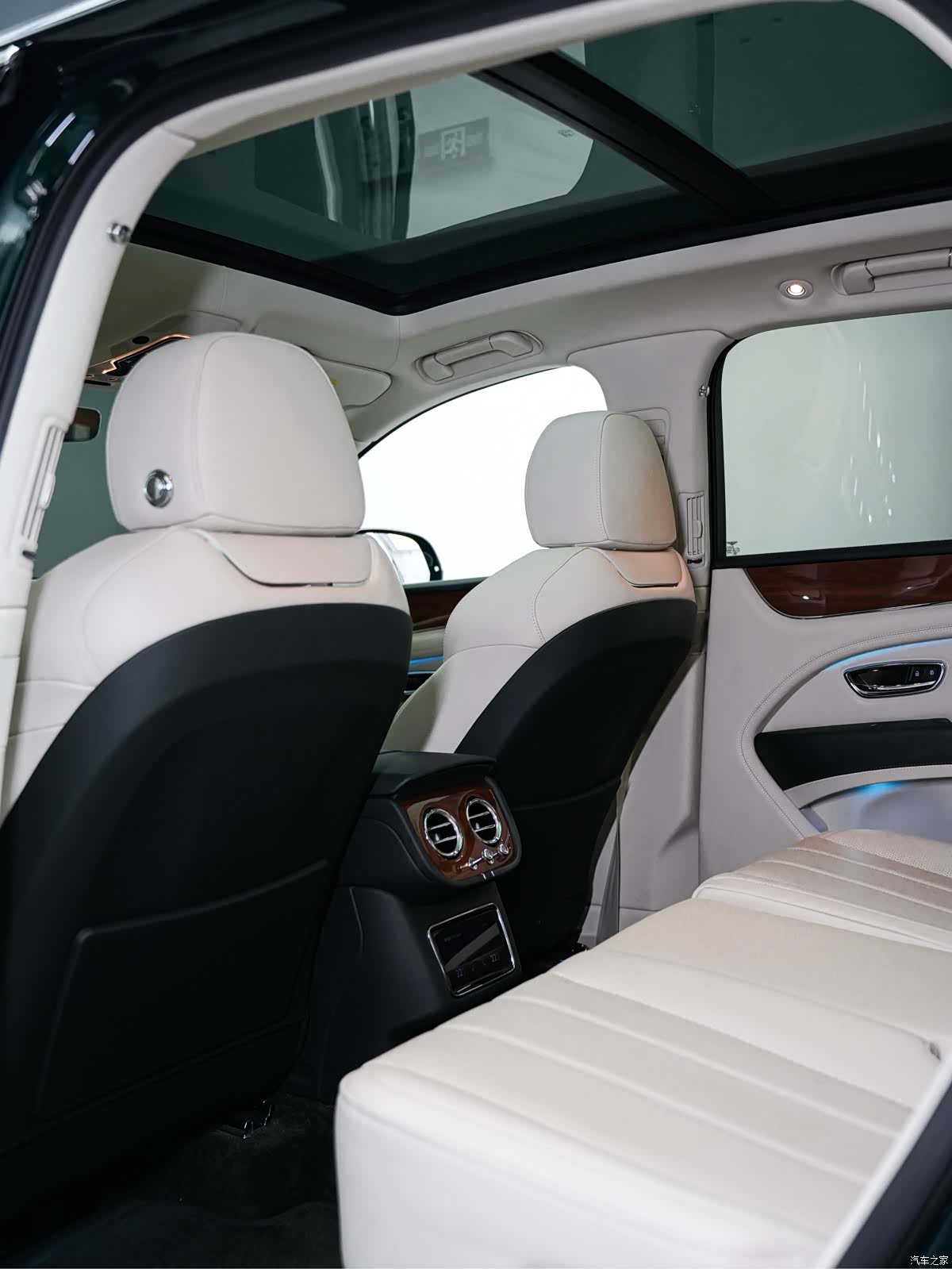 Bentley Bentayga, 2021 15