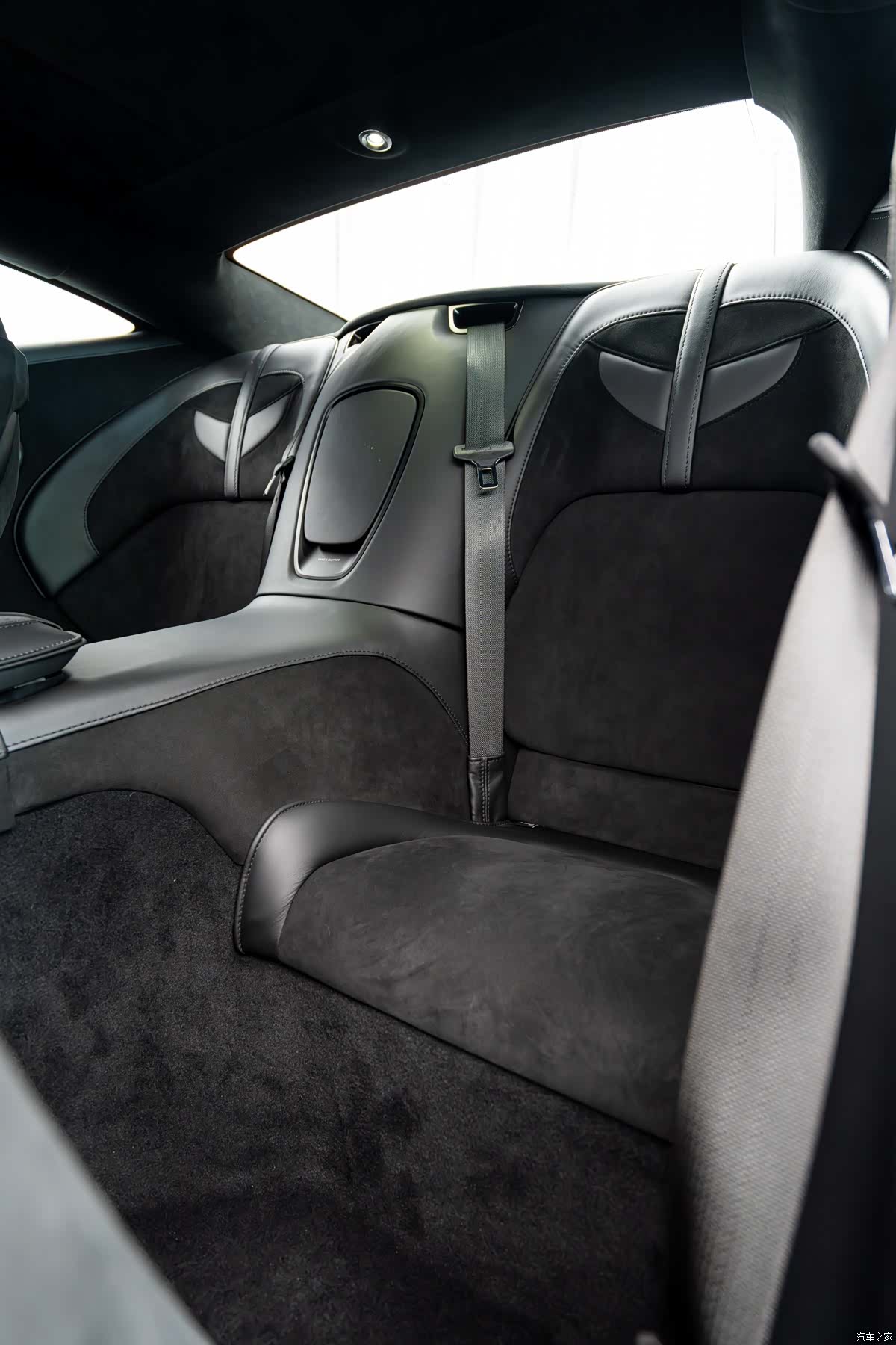 Aston Martin DBS, 2023 15