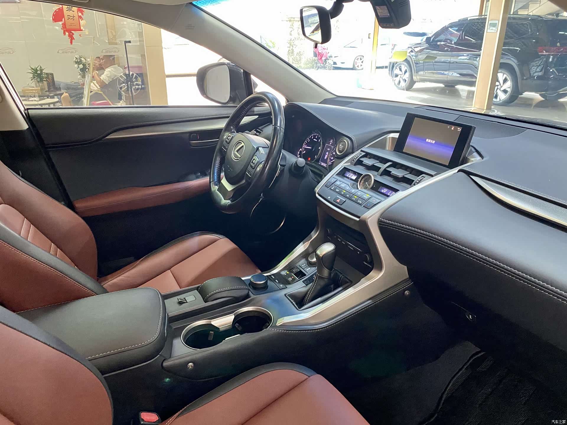 Lexus NX, 2016 17